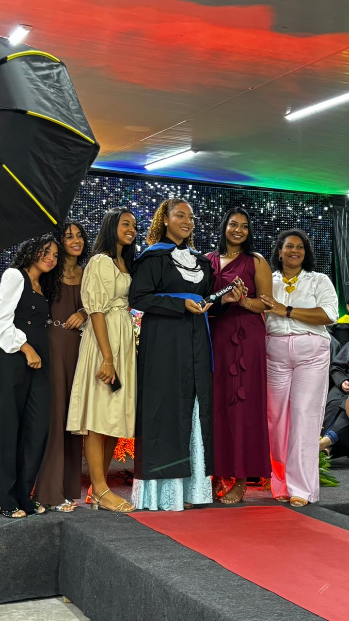 Formanda da Estácio com as amigas na formatura